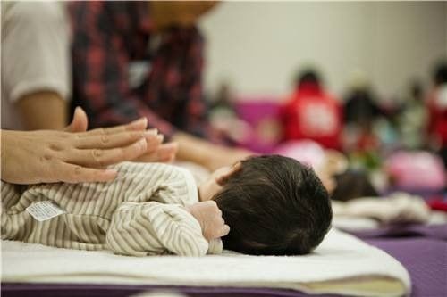 58岁月嫂月薪1万8,远超很多白领 她这8个带娃妙招,妈妈们都说实用