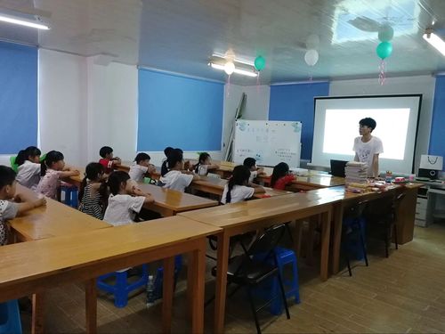 宁波财经学院新心点灯团队向孩子捐赠学习用品